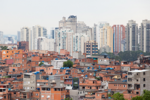 Fortuna do 1% mais rico poderia acabar com a pobreza 22 vezes, aponta estudo
