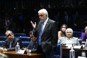 Derrubada do IOF tem troca de farpas entre líder do governo e presidente do Senado