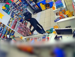 Homem armado invade e assalta farmácia, em Santa Rita 