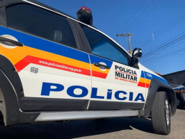 Homem tenta fugir pulando muro de clube após ser atacado por dupla de bicicleta, mas é alcançado e agredido com pauladas