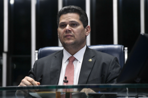 Davi Alcolumbre salvou projeto da Câmara que prevê aumento do número de deputados