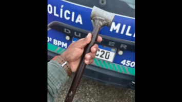 Homem é preso por tentativa de feminicídio após agredir esposa com marreta em Água Preta